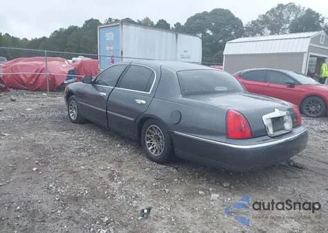 2000 Lincoln Town Car Signature z USA, uszkodzony, nr VIN 1LNHM82WXYY799995